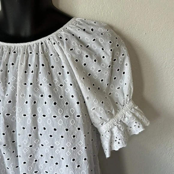 Universal Thread Eyelet Top - Picture 2 of 5